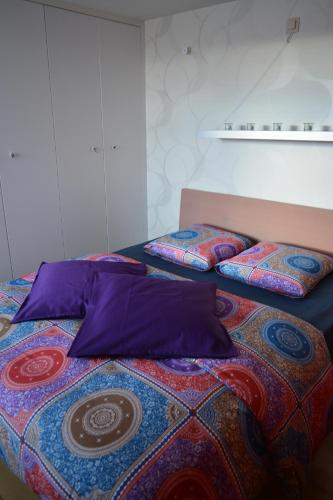 two beds with pillows on them in a bedroom at Maison Anna Clara in Nieuwpoort