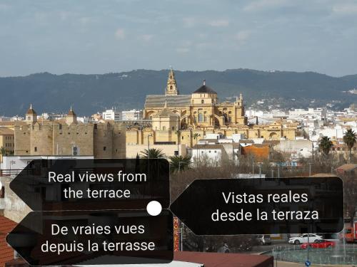 vistas a una ciudad con edificios y carteles en Spectacular views. All new with free parking, en Córdoba
