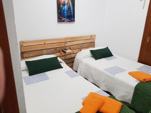 dos camas sentadas una al lado de la otra en una habitación en Hostal san luis, en San Luis de Sabinillas