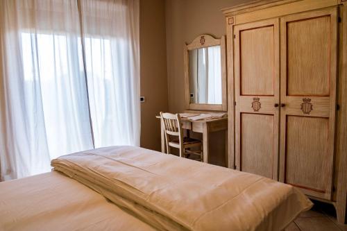Ένα ή περισσότερα κρεβάτια σε δωμάτιο στο Le Residenze di Santa Costanza - Le Dimore