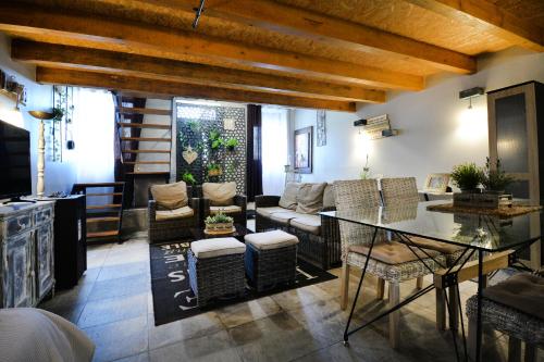 a living room with a couch and a table at Casa da Escola in Cacia