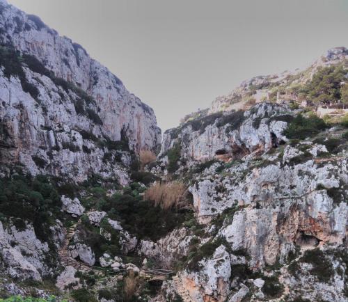 einen felsigen Berg mit einer Straße darauf in der Unterkunft Castle XVIII near sea in Gagliano del Capo