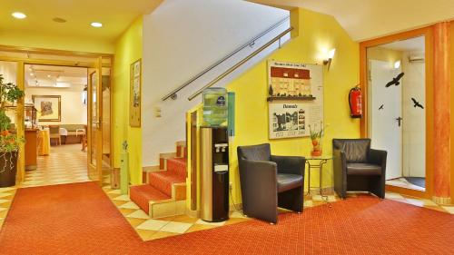 eine Lobby mit Getränkespender in einem Gebäude in der Unterkunft Businesshotel HEILBRONN- Biberach in Heilbronn