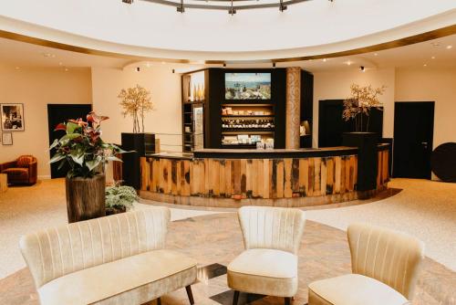 una hall con due sedie e un bancone della reception di Parkhotel Landau a Landau in der Pfalz
