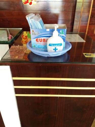 a glass table with a bowl of food on top of it at Tien Vuong hotel in Thiện Chánh (1)