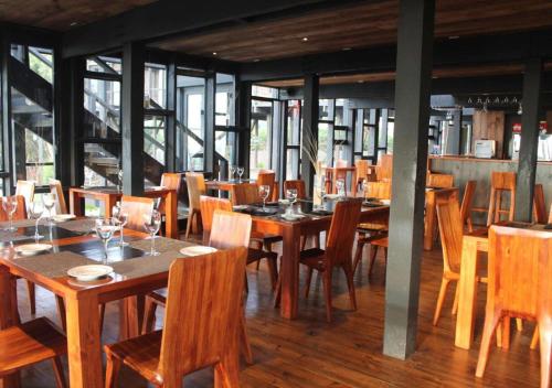 Ein Restaurant oder anderes Speiselokal in der Unterkunft Hotel Punta Sirena 
