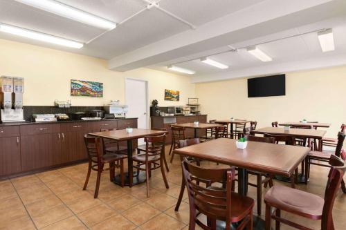 Restoran atau tempat lain untuk makan di Days Inn by Wyndham Miramichi NB