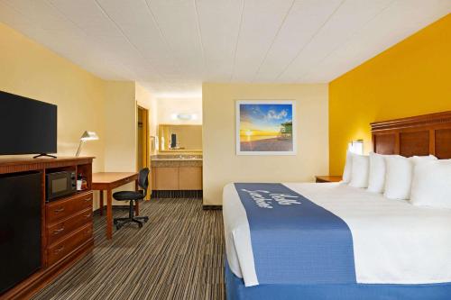 A television and/or entertainment centre at Days Inn by Wyndham Oak Ridge Knoxville