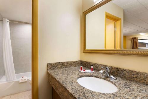 Gallery image of Days Inn by Wyndham Oak Ridge Knoxville in Oak Ridge