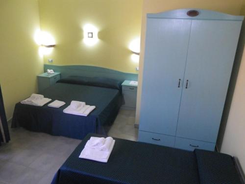 Un pat sau paturi într-o cameră la HOTEL COSTA ANTIGA