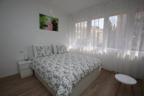 biała sypialnia z łóżkiem i oknem w obiekcie Studio apartment Koko w mieście Rijeka