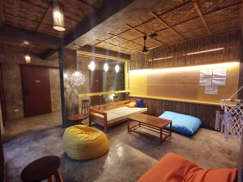 uma sala de estar com um sofá e uma mesa em Hang Loose Hostel em General Luna