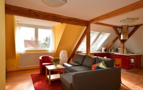 a living room with a couch and a kitchen at Apartment Alter Fritz in Potsdam