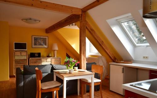 - un salon avec un canapé et une table dans l'établissement Apartment Alter Fritz, à Potsdam