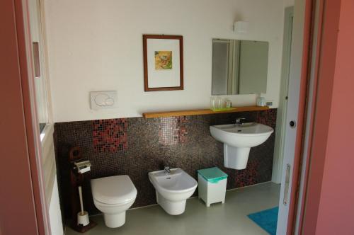 łazienka z toaletą i umywalką w obiekcie Agriturismo Corte del Maso w mieście Bassano del Grappa