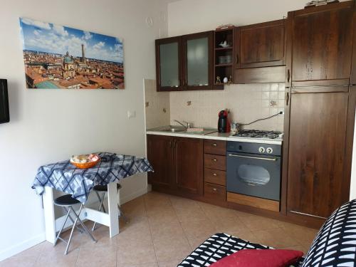 Casale delle Curve的住宿－Il soffio，一间带桌子和炉灶的小厨房