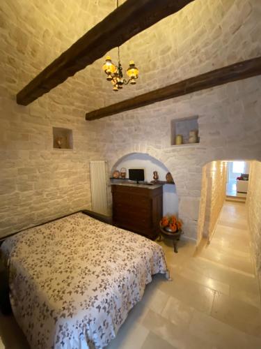 アルベロベッロにあるTrullo Ninettaの石壁のベッドルーム1室(ベッド1台付)