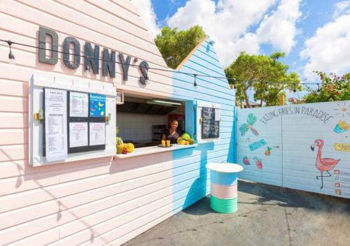 a food truck with a woman in the window at Apartamento Familiar Vacaciones en Curacao in Jan Thiel