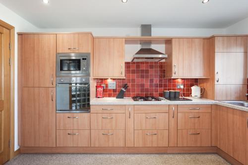 Ett kök eller pentry på Executive 3 Bed Apartment Aberdeen