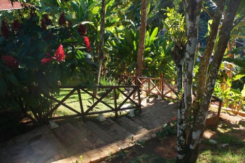 Taman di luar HOTEL CANTINHO DAS FLORES