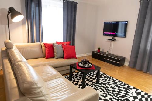 sala de estar con sofá y TV en Apartament Biały Królik en Ustrzyki Dolne