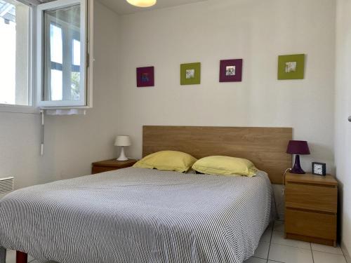 ビスカロッスにある5 RÉSIDENCE DE LA COTE -043のベッドルーム1室(黄色い枕2つ付きのベッド1台付)