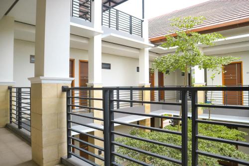
A balcony or terrace at Urban Fendi's Tirtodipuran
