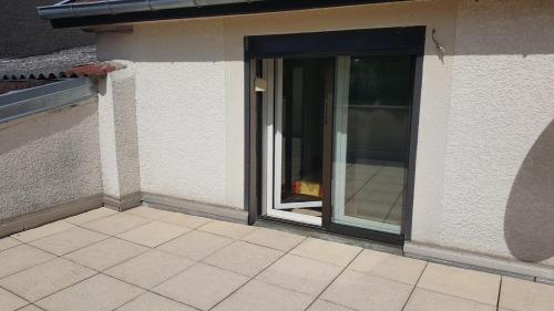 una entrada a un edificio con una puerta de cristal en Le repaire du deux roues, en Saint-Sauveur