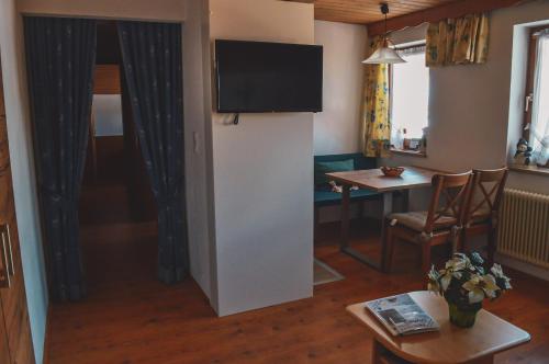 Μια τηλεόραση ή/και κέντρο ψυχαγωγίας στο Ferienhaus Olympia