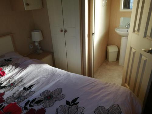 Una cama o camas en una habitación de Lyntons 3 bedroom caravan pets stay free linen included