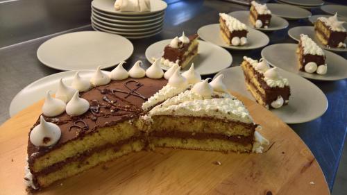 een stuk cake op een houten snijplank met andere desserts bij Agriturismo Corte del Maso in Bassano del Grappa