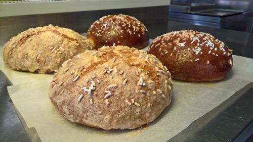 een groep donuts die op een dienblad liggen bij Agriturismo Corte del Maso in Bassano del Grappa