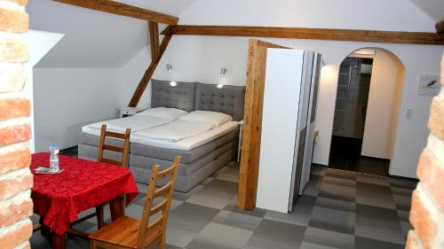 Postel nebo postele na pokoji v ubytování Hotel Am Donaubogen