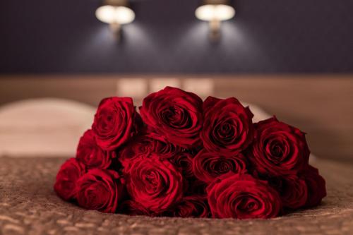 a bouquet of red roses sitting on a table at Hotel Villa Wesset in Pärnu