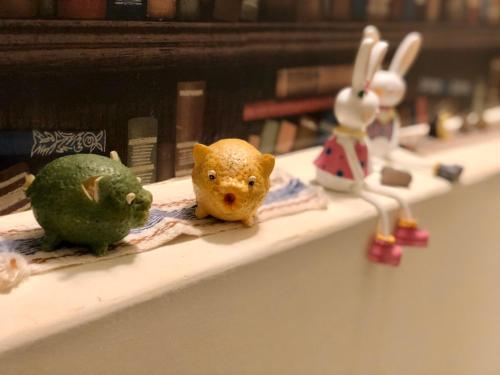 two toy animals sitting on top of a counter at Yu Shou Hao Hsien Guesthouse in Fushi