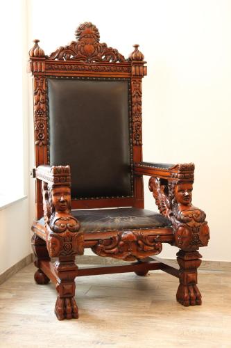an ornate chair with a blackboard in a room at Hotel Am Donaubogen in Sarching