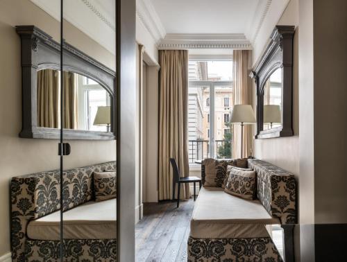 a living room with a couch and a mirror at Casa Montani in Rome