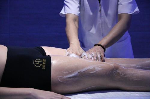a man getting a massage on his back in a salon at Cocca Hotel Royal Thai Spa in Sarnico