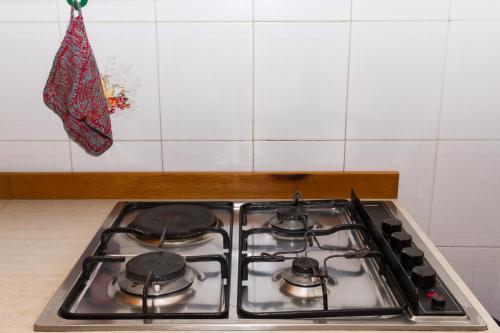 a stove top with three burners on it in a kitchen at B&B I Montanari in Itieli