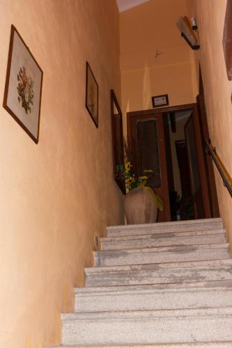 a set of stairs with a vase on the wall at B&B I Montanari in Itieli