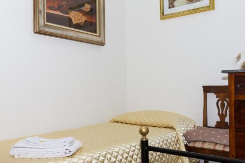 a bed in a bedroom with two pictures on the wall at B&B I Montanari in Itieli
