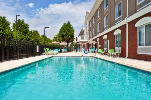 einem Pool vor einem Gebäude in der Unterkunft Holiday Inn Express Hotel & Suites Dothan North, an IHG Hotel in Dothan