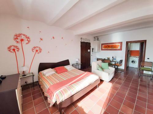 ein Schlafzimmer mit einem Bett und ein Wohnzimmer in der Unterkunft The Best View San Gimignano Apartments in San Gimignano