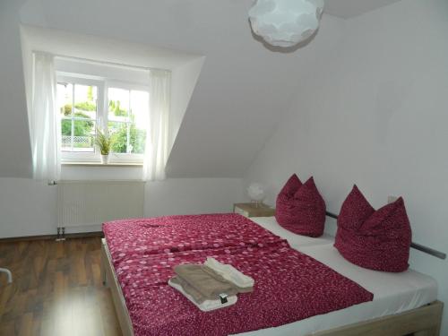 Llit o llits en una habitació de Ferienwohnung Fränkisches Seenland - FeWo Antje