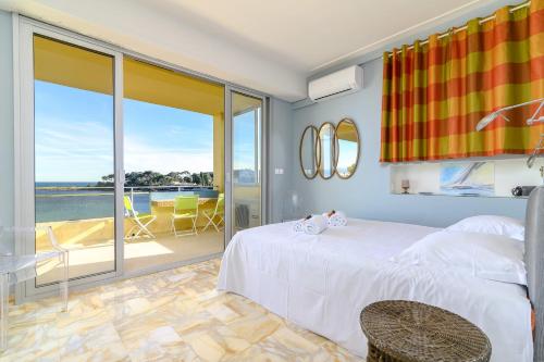 a bedroom with a bed and a balcony at Appartement Bagatelle Exceptional location with stunning sea views in Juan-les-Pins
