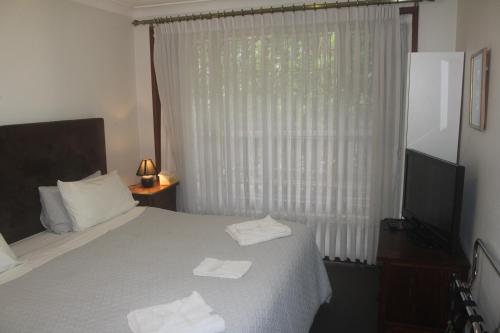 Una cama o camas en una habitación de JOHN HUNTER B&B