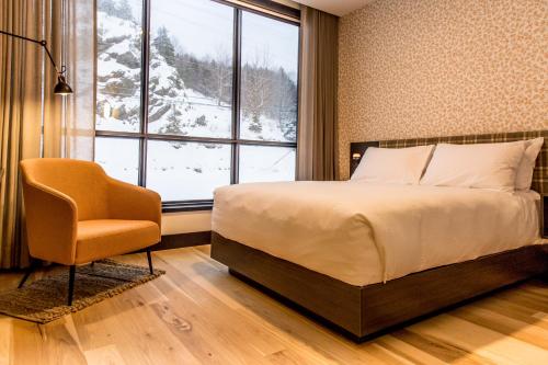 A bed or beds in a room at Hew & Draw Hotel