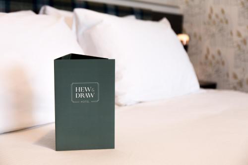 Postel nebo postele na pokoji v ubytování Hew & Draw Hotel
