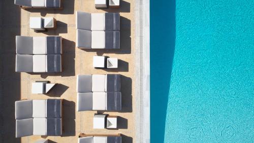 an overhead view of a beach with a swimming pool at Bill & Coo Suites and Lounge -The Leading Hotels of the World in Mikonos