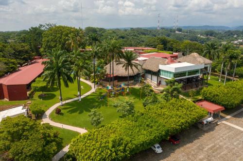 Hotel Loma Real في تاباتشولا: اطلالة جوية على منتجع مع حديقة
